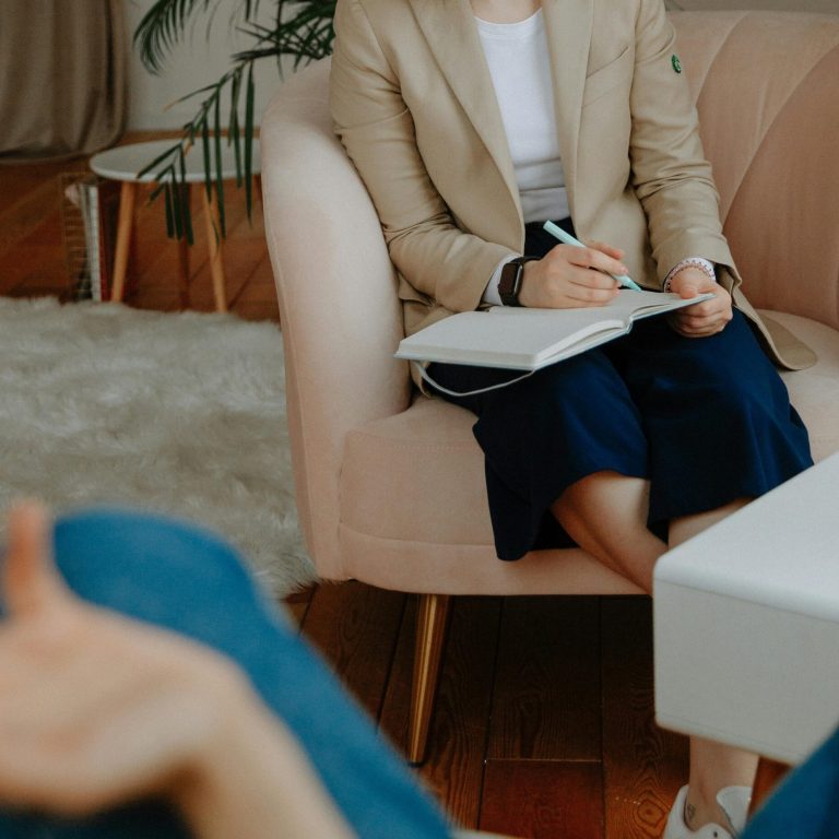 Psychoedukacja w praktyce – jak stosować wiedzę o emocjach i zachowaniach